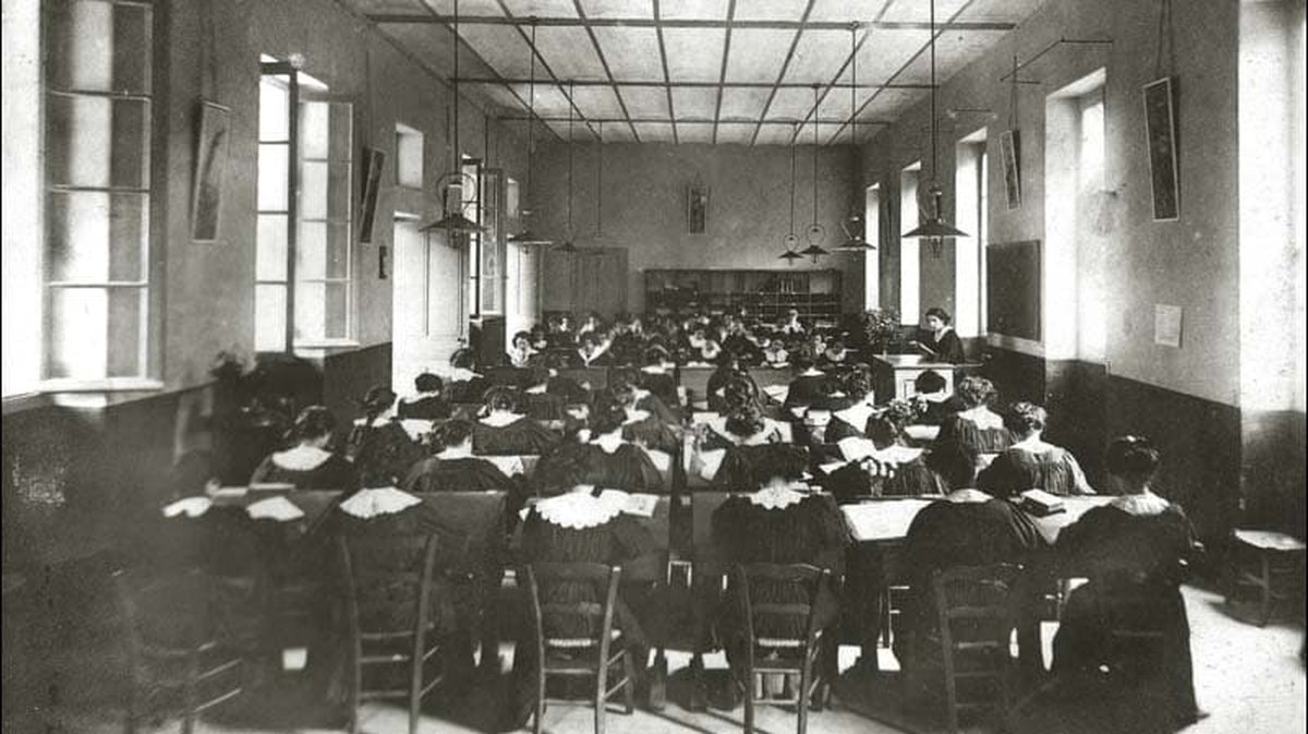 École normale d’institutrices pour filles Nîmes salle de couture