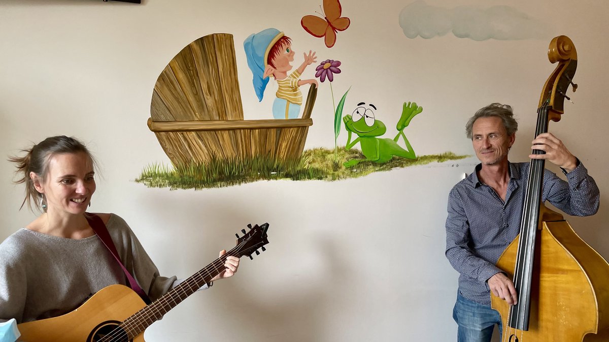 Margaux et Yan de l’association Chante pour moi apportent un peu de bonheur aux enfants hospitalisés