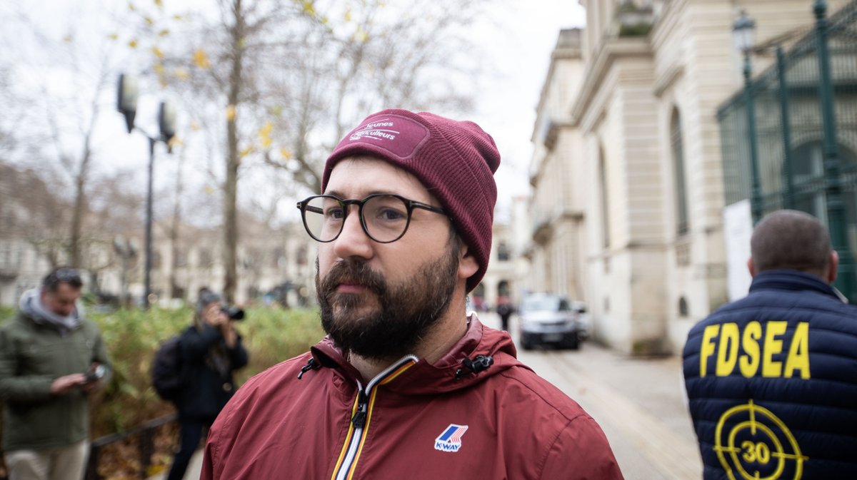 agriculteurs drapeaux prefecture nimes (yp)