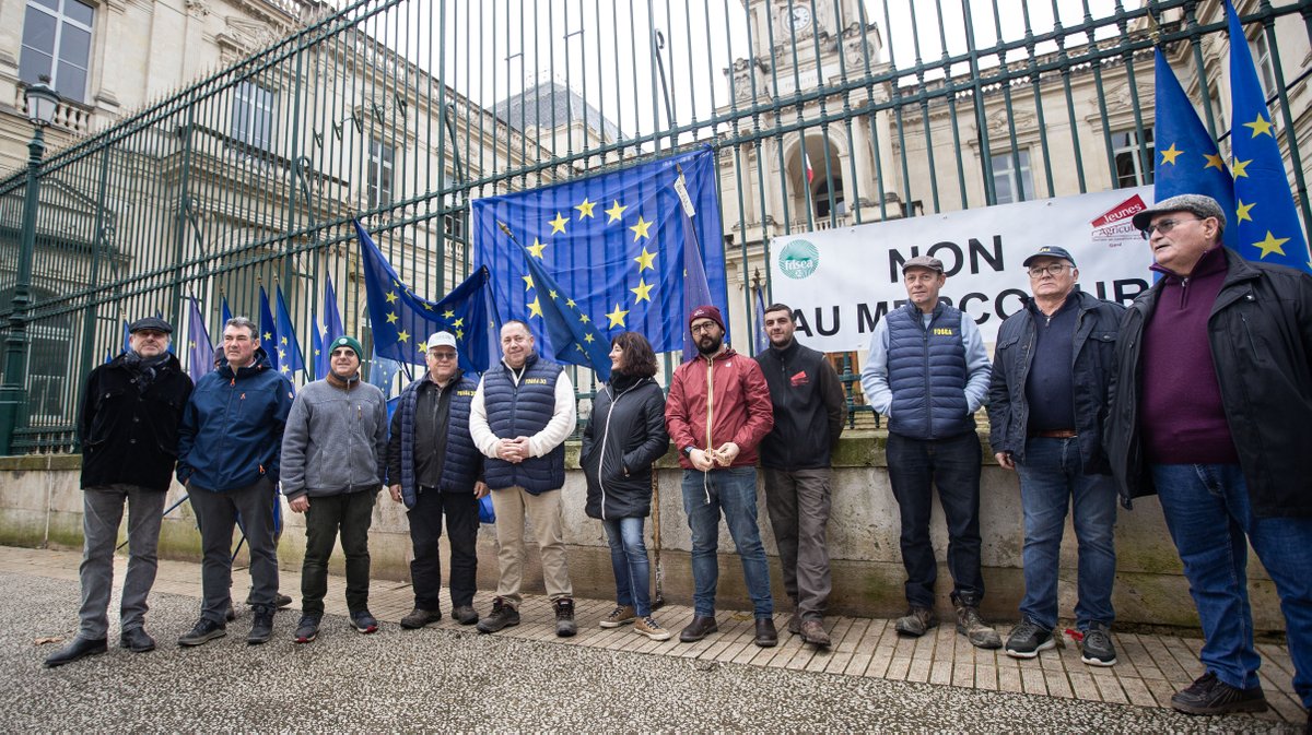 agriculteurs drapeaux prefecture nimes (yp)
