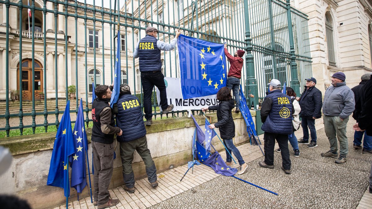 agriculteurs drapeaux prefecture nimes (yp)