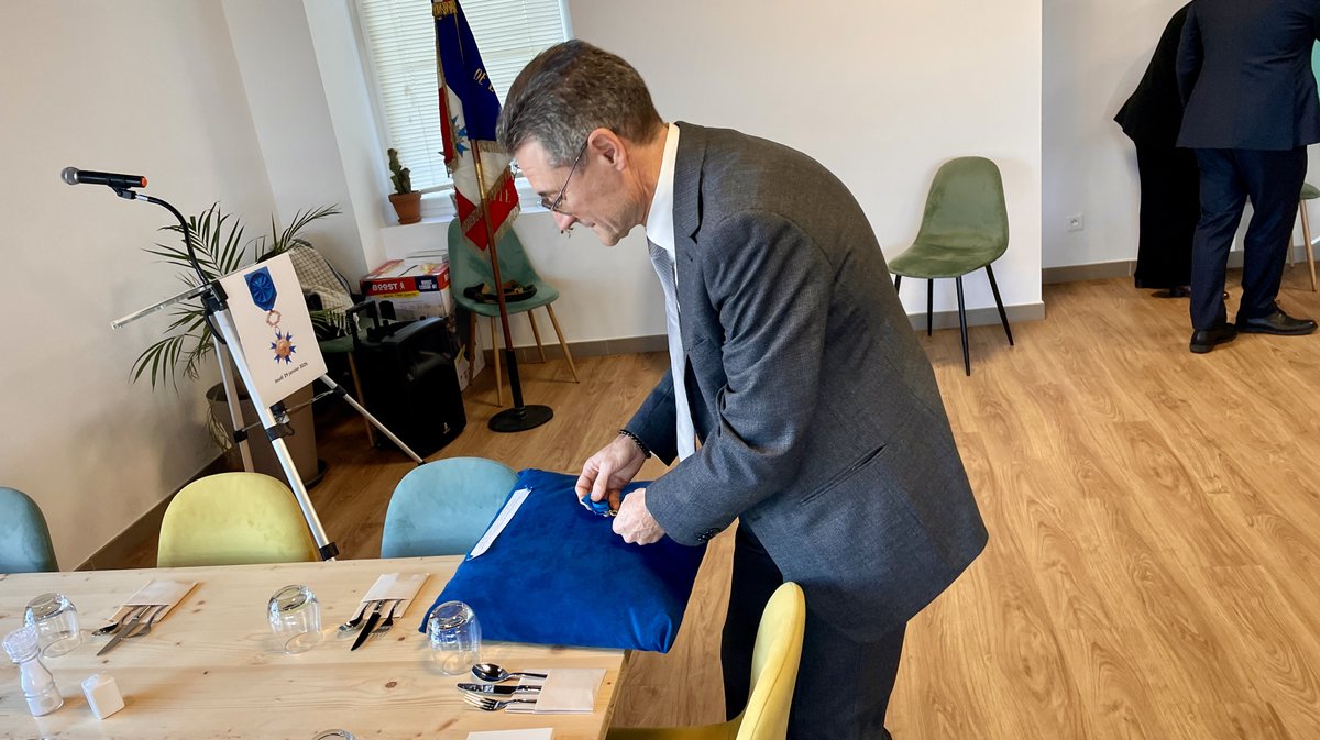 Patrick Bellet reçoit la médaille d'Officier national de l'ordre du mérite (Photo Anthony Maurin)