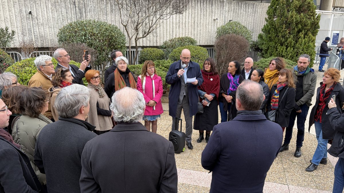 Ce midi, devant la préfecture du Gard