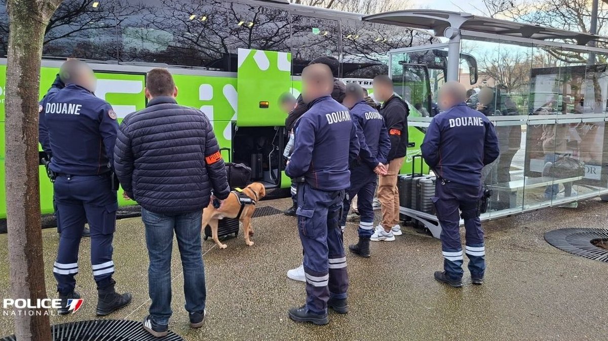 Opération zonale de contrôle des bus de liaisons internationales par la police et la douane