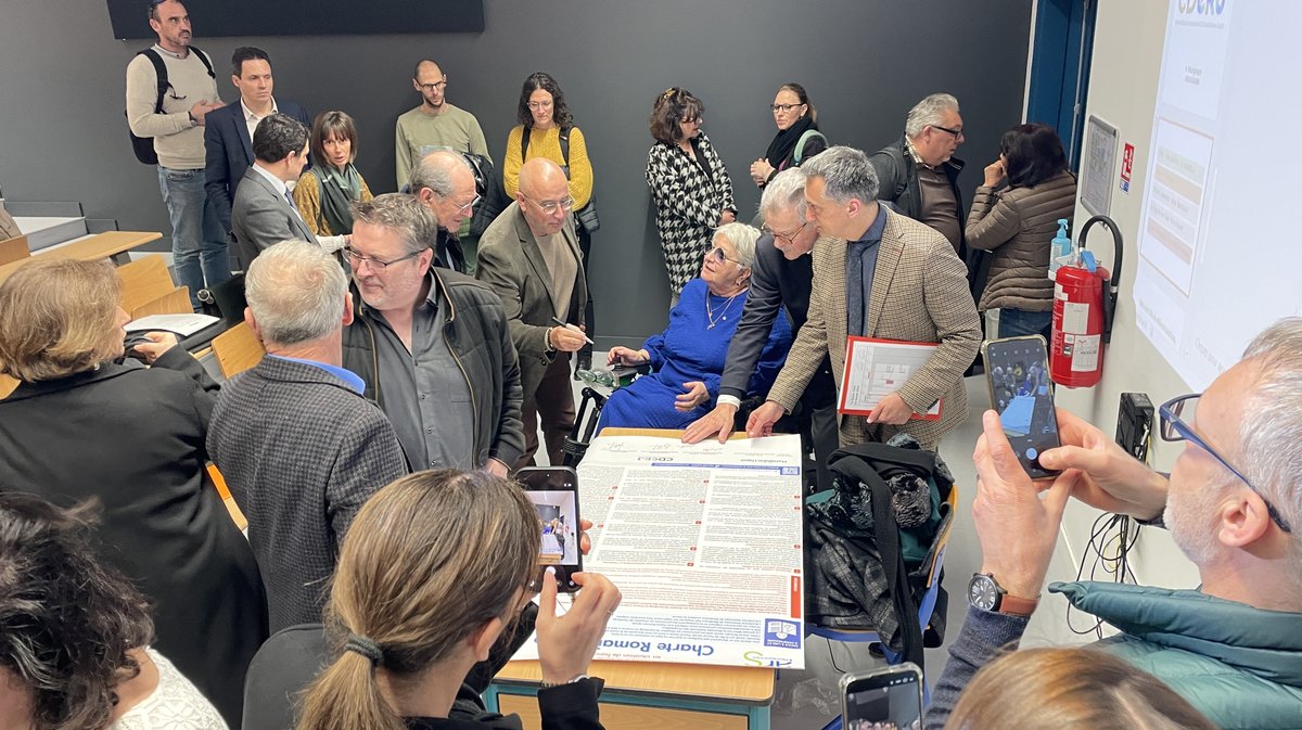 La signature de la Charte Romain Jacob handicap (Photo Anthony Maurin)