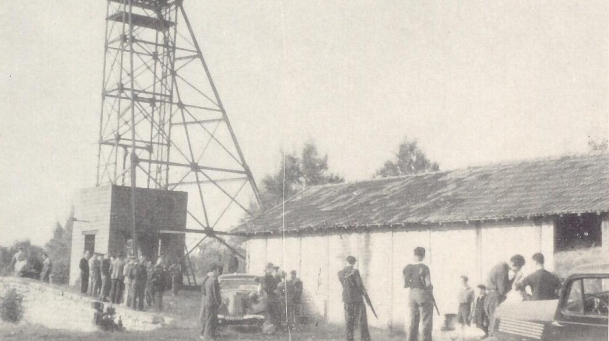 Remontée des corps au puits de Célas. Septembre 1944. Archives départementales du Gard, fonds Aimé Vielzeuf-Collection Francis Chirat, 262 J..jpeg