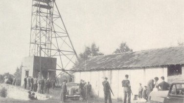 Remontée des corps au puits de Célas. Septembre 1944. Archives départementales du Gard, fonds Aimé Vielzeuf-Collection Francis Chirat, 262 J..jpeg