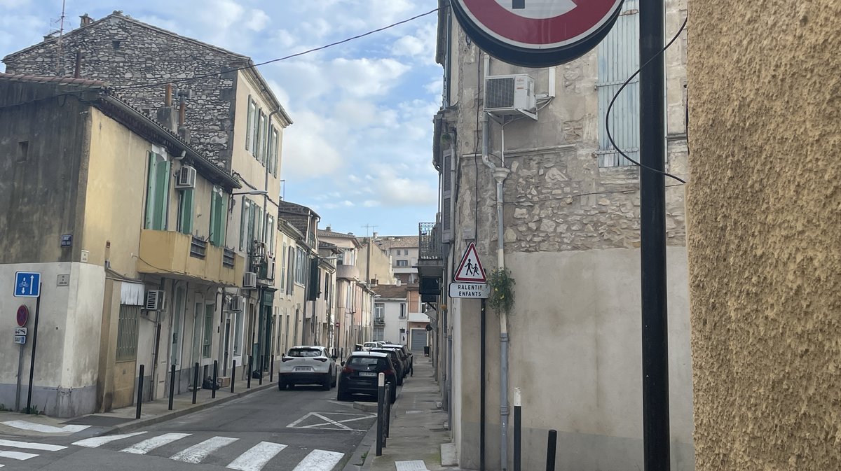 refus d'obtempérer panneau Nîmes rue