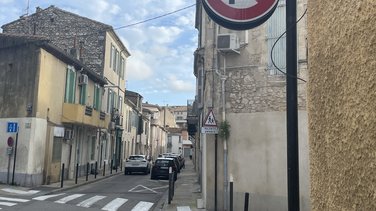 refus d'obtempérer panneau Nîmes rue