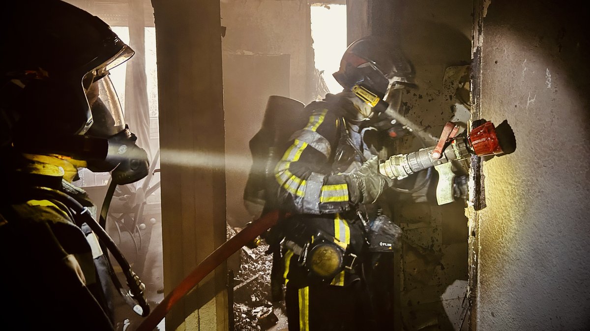 pompiers lance incendie feu Saleurs-pompiers du Gard