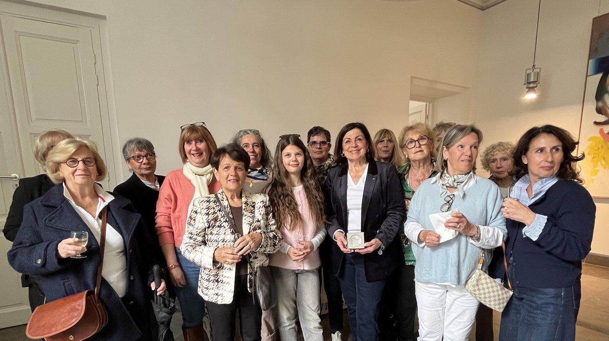 Françoise Arnal, accompagnée de ses amies et bénévoles, pour la cérémonie.
