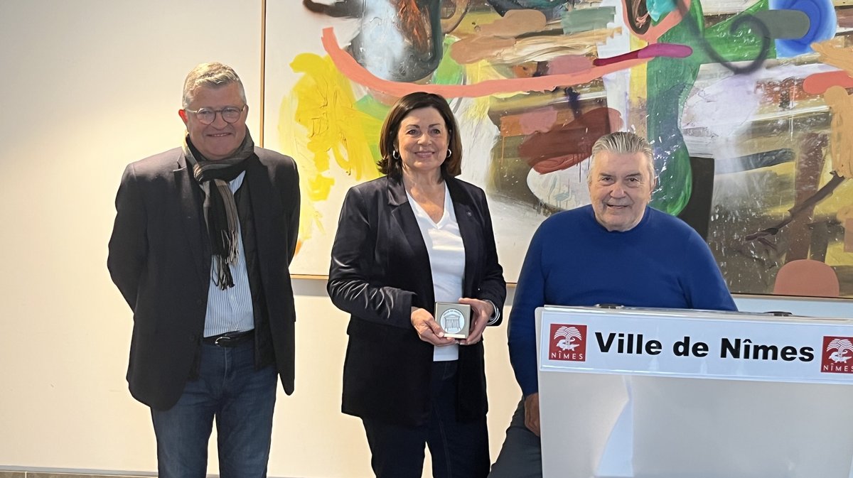Franck Proust et Jean Paul Fournier pour remettre la médaille de la ville à Françoise Arnal