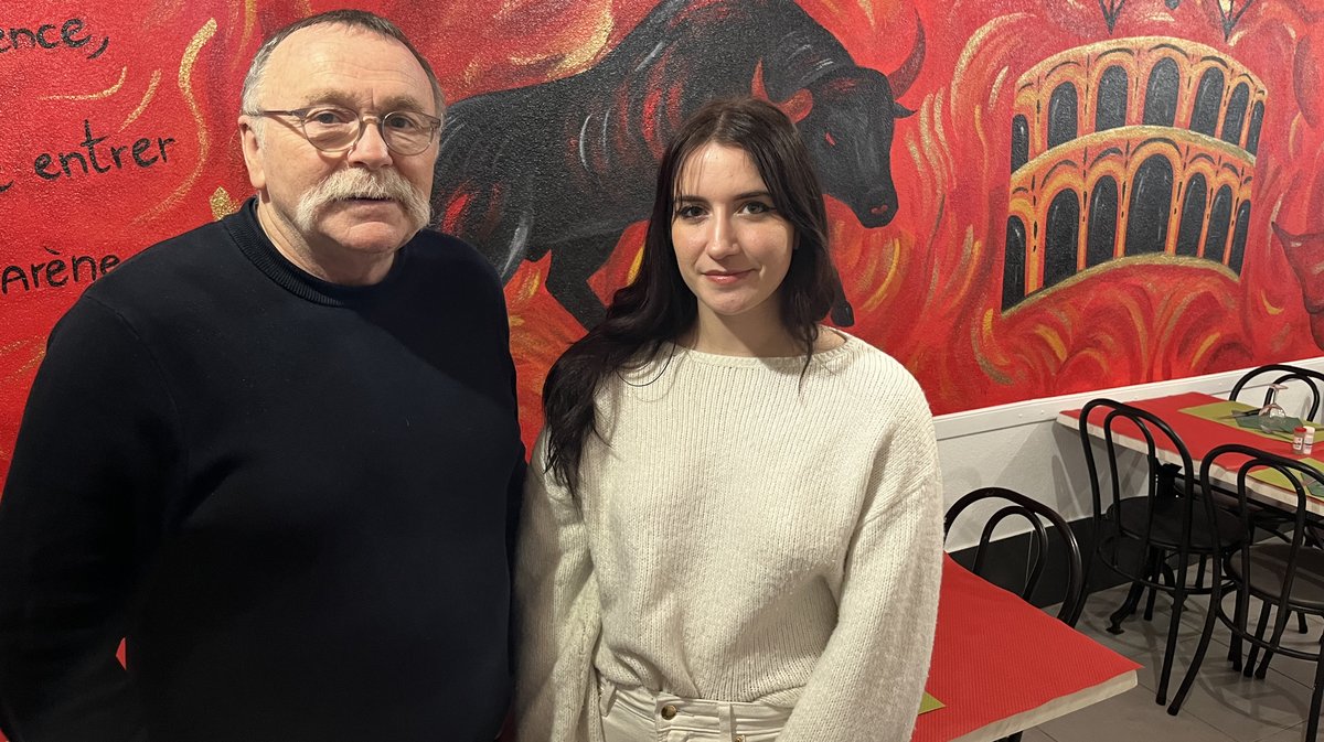 Philippe et Ilona devant la nouvelle fresque du bar le XXème Siècle