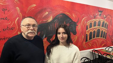Philippe et Ilona devant la nouvelle fresque du bar le XXème Siècle