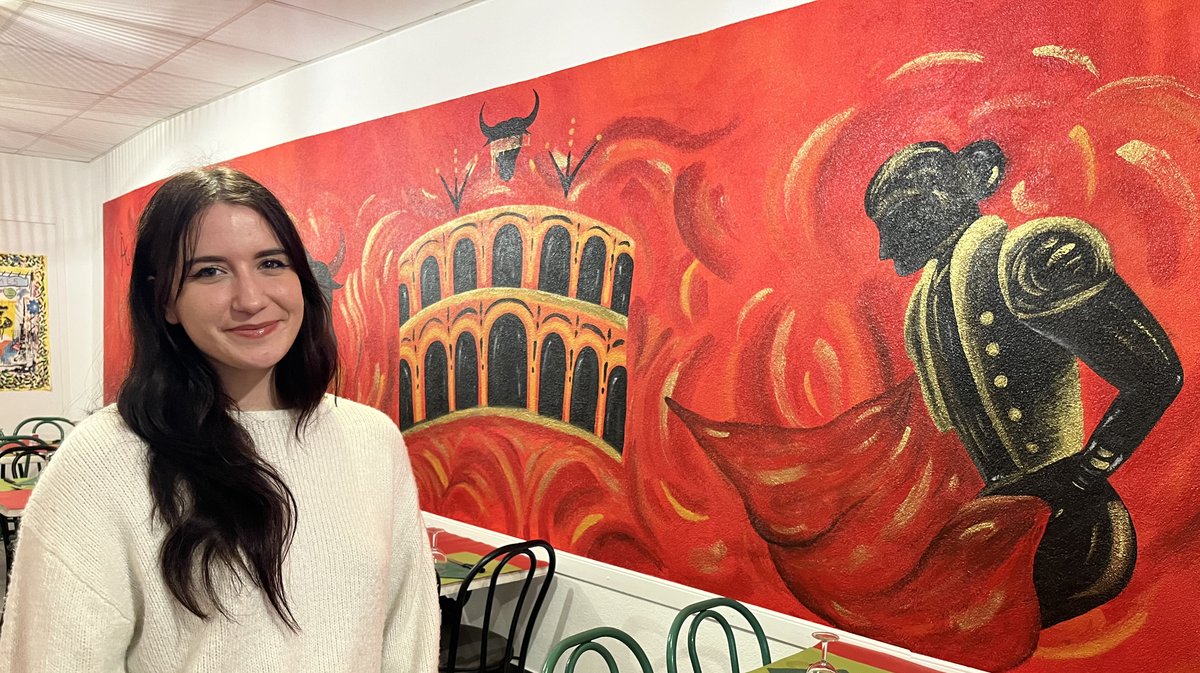 Ilona Paris devant son oeuvre aux codes 100% Nîmois.