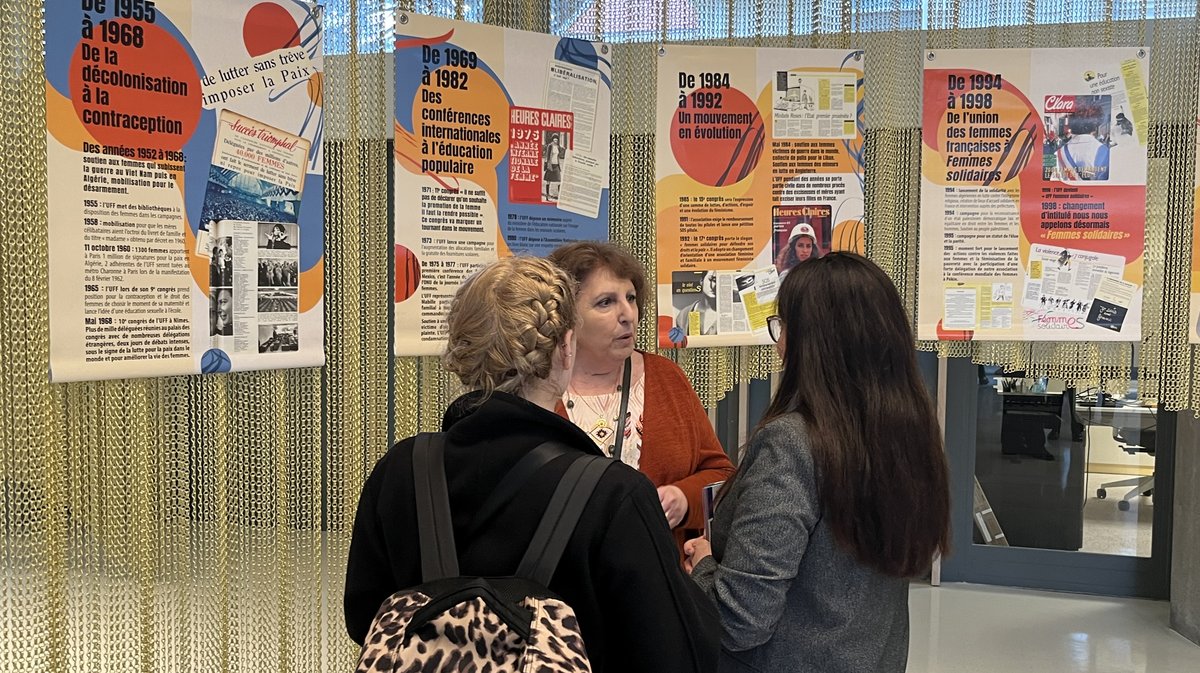 Martine Gayraud présentant l'exposition aux femmes présentes sur place.