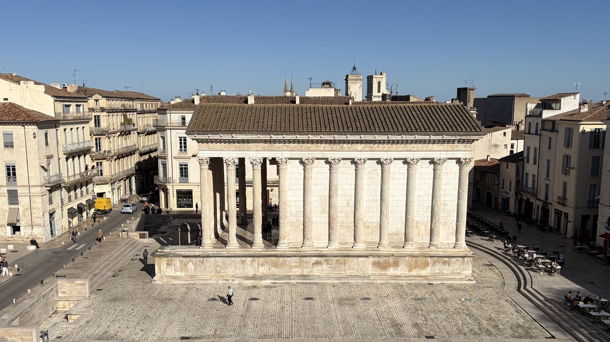 vue maison carrée depuis carré d'art