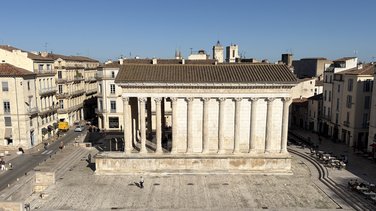 vue maison carrée depuis carré d'art