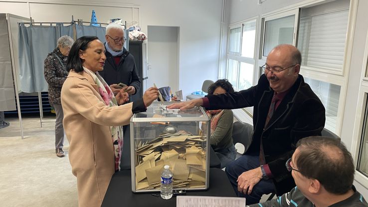 Vote d'Amal Couvreur de la liste Nîmes en commun pour les municipales 2026 (Photo Anthony Maurin)