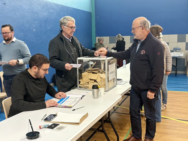 Le maire sortant de Bagnols/Cèze Jean-Yves Chapelet a voté à 14h.