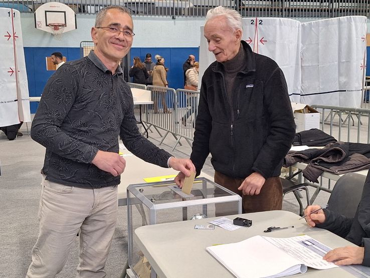 Valère Segal, maire de Pont-Saint-Esprit sortant, en train de voter au gymnase Georges-Ville.