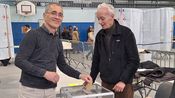 Valère Segal, maire de Pont-Saint-Esprit sortant, en train de voter au gymnase Georges-Ville.