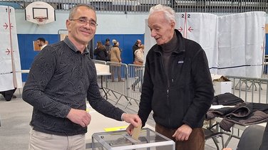 Valère Segal, maire de Pont-Saint-Esprit sortant, en train de voter au gymnase Georges-Ville.