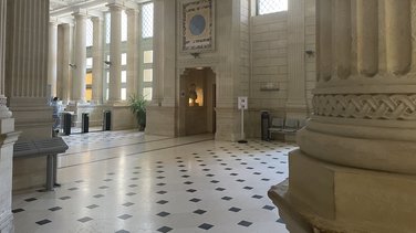 salle des pas perdus, tribunal judiciaire de Nîmes, cour d'appel