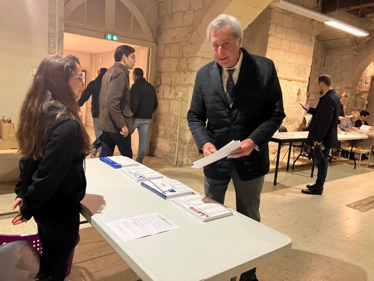 Patrick de Carolis a voté au bureau de l'école du Cloître.