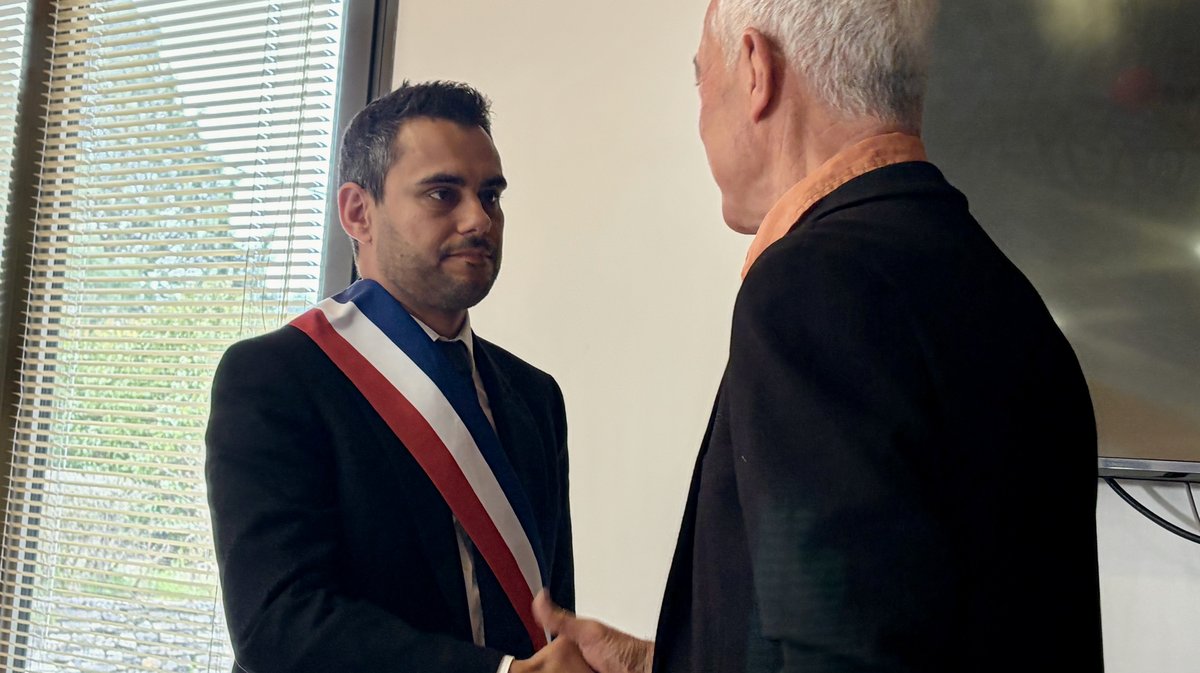 Rémy Offredi vient de remettre l'écharpe de maire à Gaël Mancuso