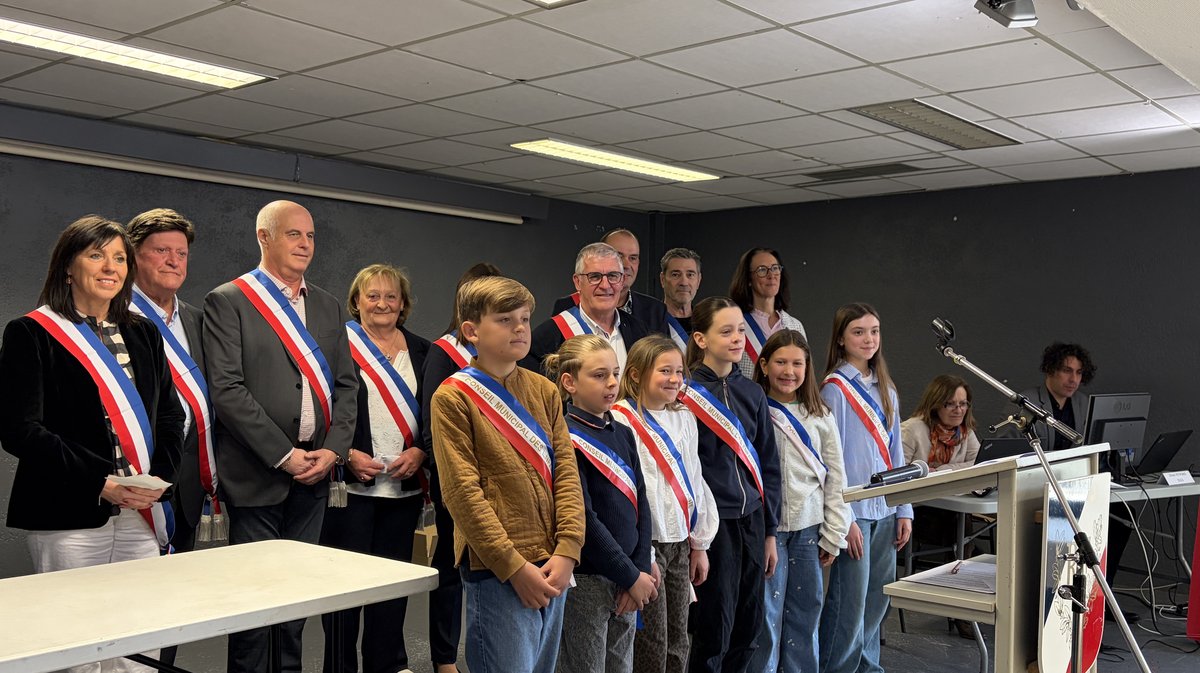 Le maire au centre, ses adjoints et les élus du conseil municipal des jeunes de Poulx