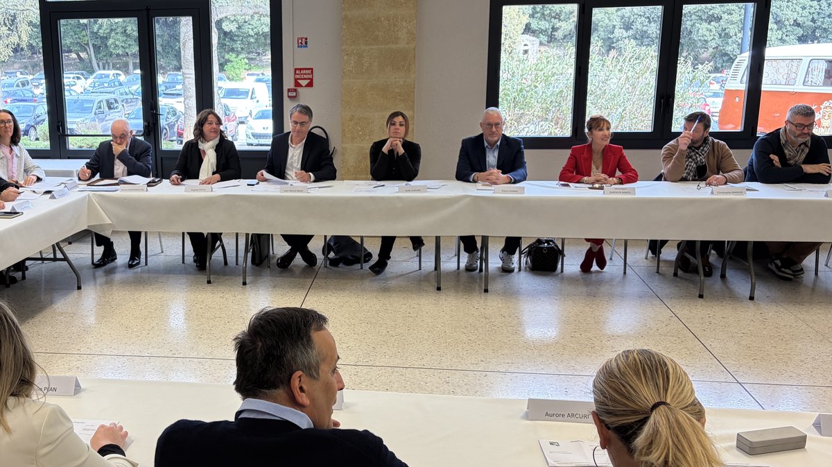 En tailleur rouge, Véronique Gardeur-Bancal est désormais élue dans la majorité municipale de Poulx