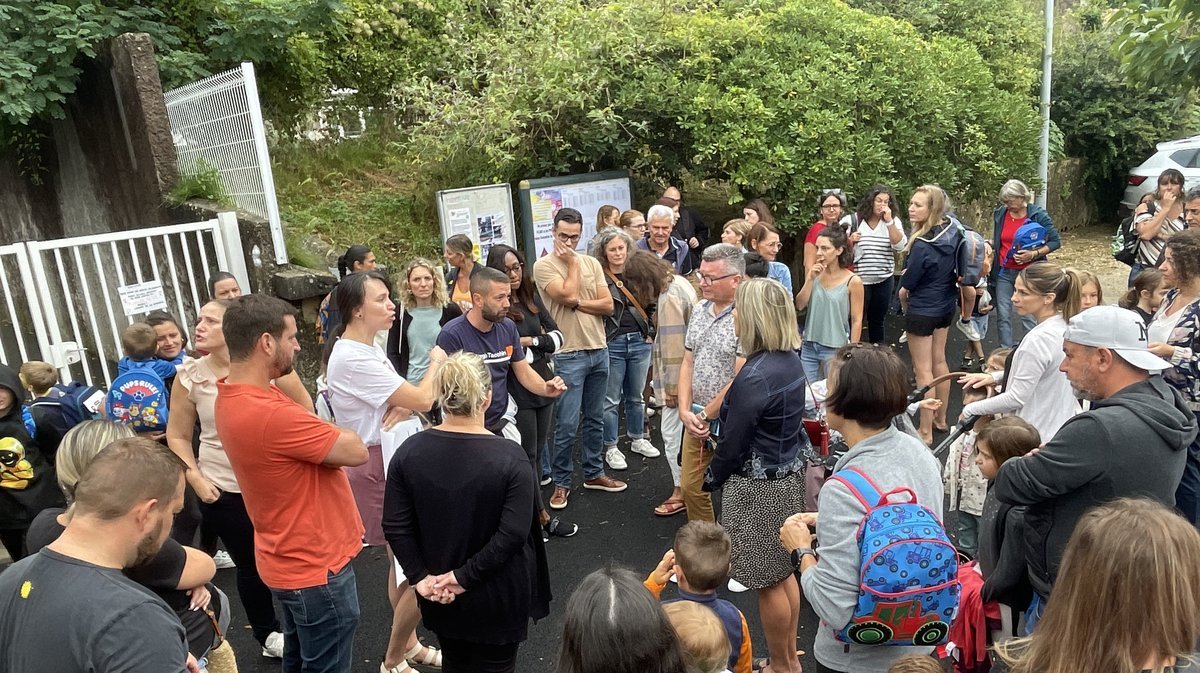 Suppression professeure Saint-Julien-de-Peyrolas