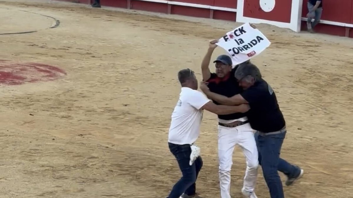 Jeremstar, anti-corrida, arènes de Nîmes