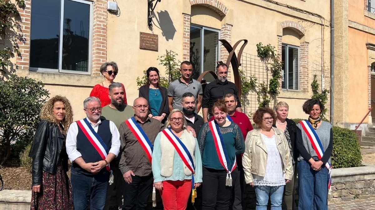 Julie Lopez-Dubreuiil entourée de son conseil municipal