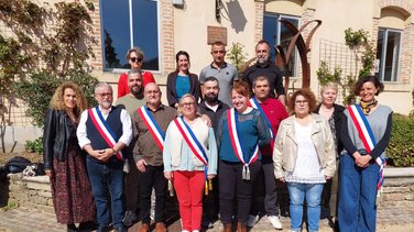 Julie Lopez-Dubreuiil entourée de son conseil municipal