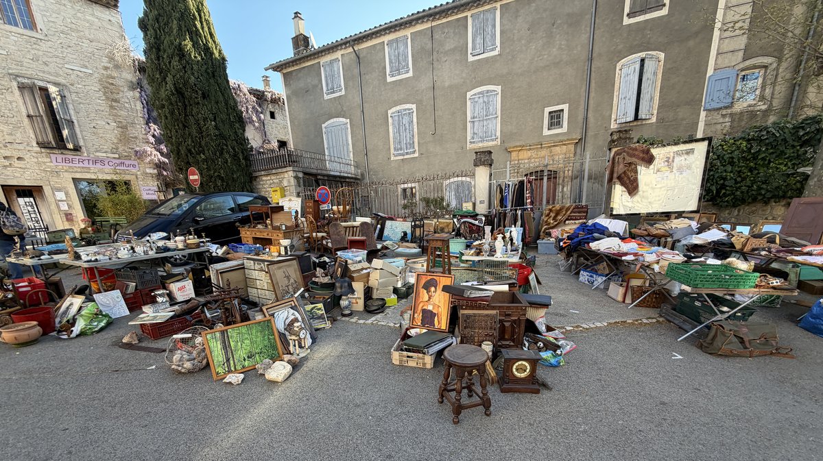 BARJAC La 104ᵉ foire aux antiquités et à la brocante