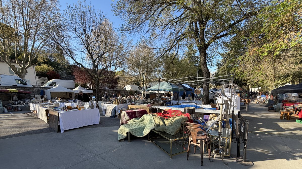 BARJAC La 104ᵉ foire aux antiquités et à la brocante