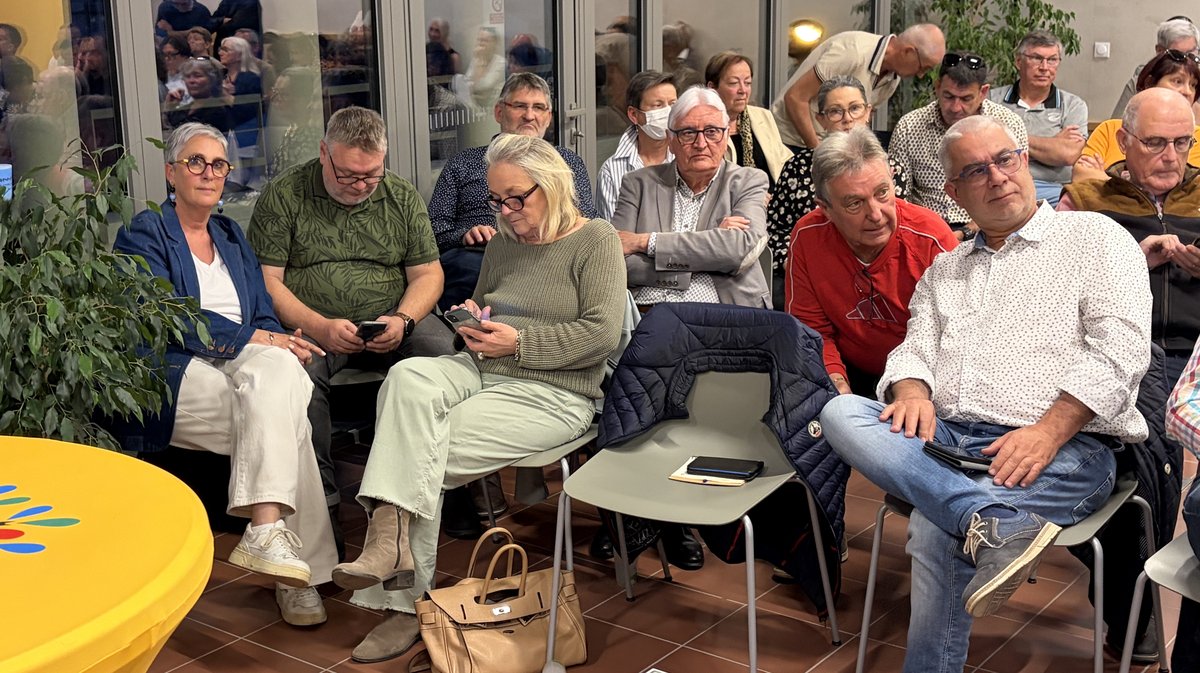 Vêtue de vert, la maire de Calvisson, Véronique Martin