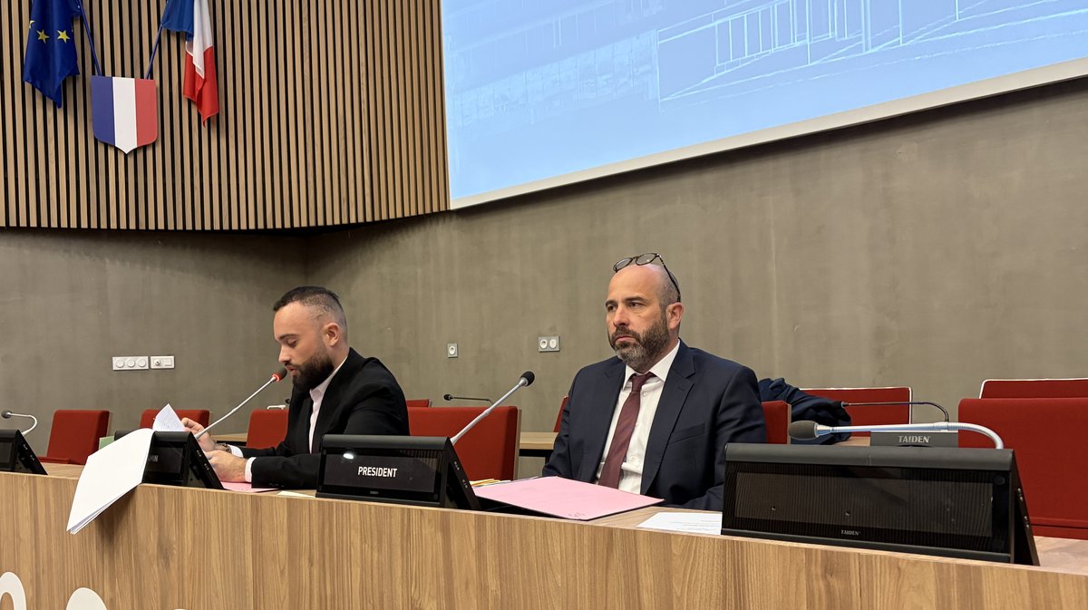 Vincent Bouget à la tribune procédant aux élections des vice-présidents et des membres du bureau