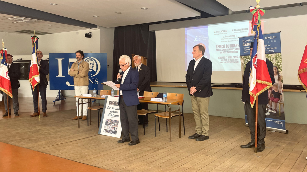 Cérémonie de remise de drapeau