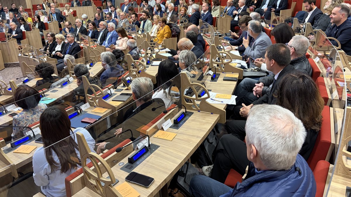 Lors du conseil d'installation de Nîmes métropole présidé par Vincent Bouget, maire communiste de Nîmes