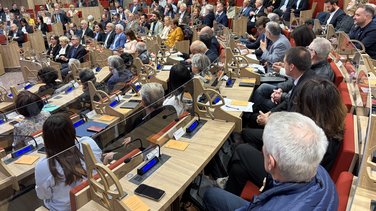 Lors du conseil d'installation de Nîmes métropole présidé par Vincent Bouget, maire communiste de Nîmes