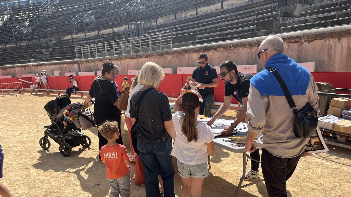 NÎMES EN FERIA Les enfants lance la festivites de Pentecôte dans les arènes