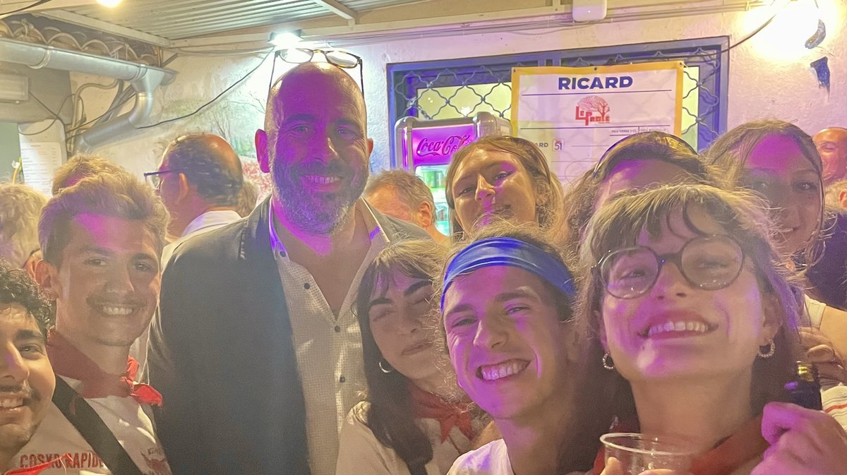 Vincent Bouget au milieu de jeunes au Prolé