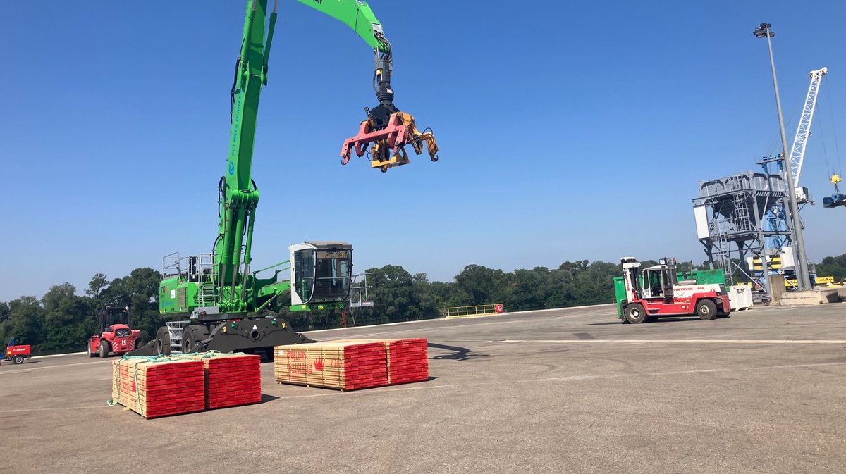La nouvelle pelle de manutention du port d'Arles est gage de compétitivité.