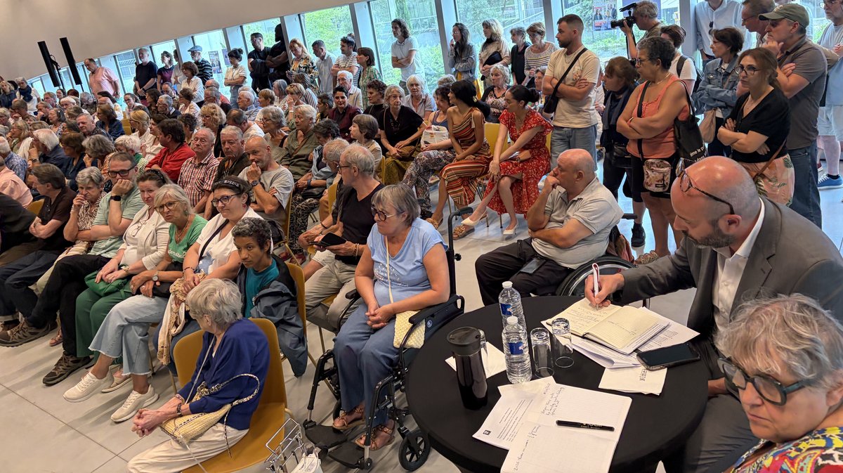 Vincent Bouget prend des notes sur les interventions des Nîmois