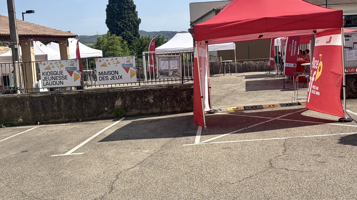 Laudun-l'Ardoise La place du TAF - Près de chez moi