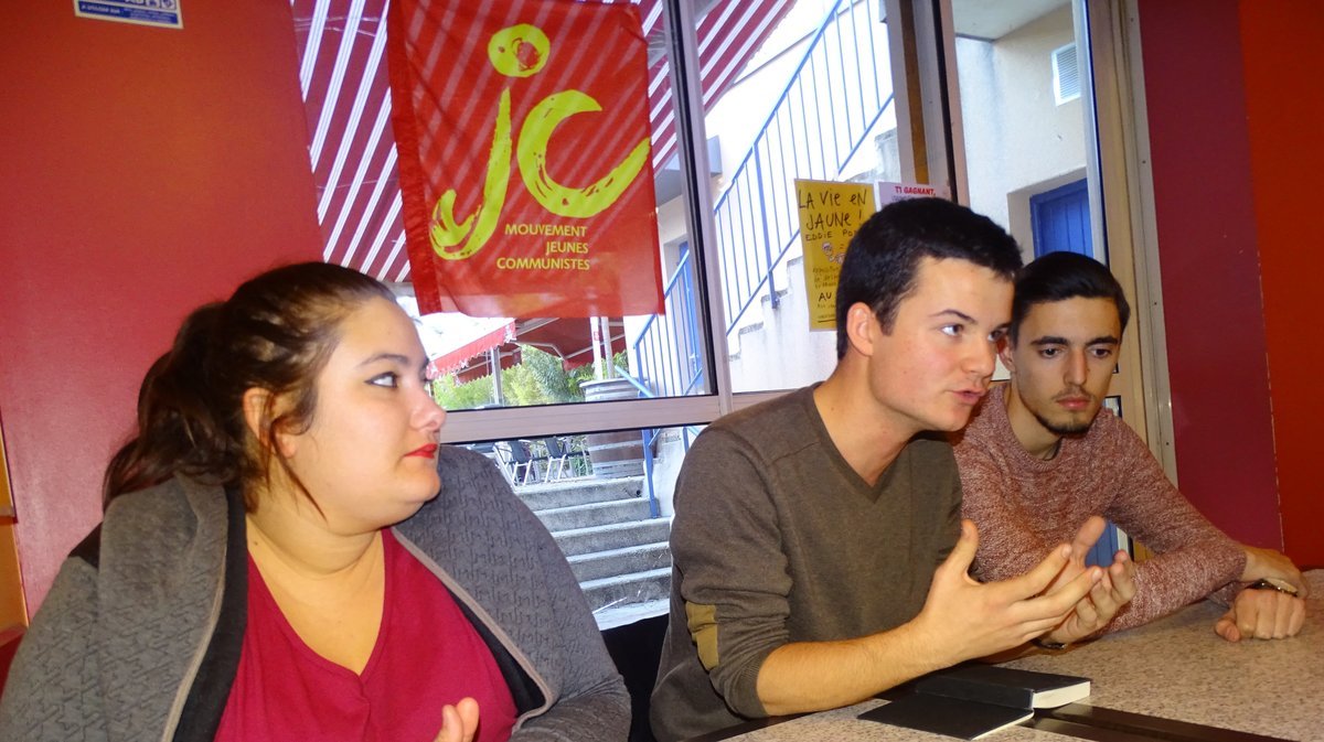 Conférence de presse, il y a dix ans, des jeunes communistes : au milieu, Hugo Carlos