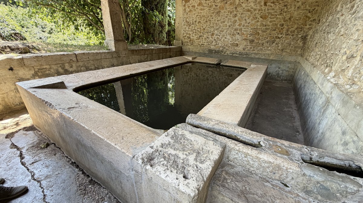 Tour opérateur Gard Rhodanien passe muraille